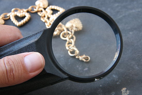 Observer le bijou en or